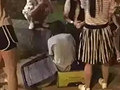 变态男将裸女塞行李箱