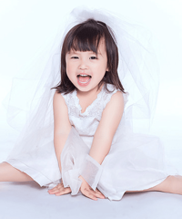 小萝莉也有穿 婚纱的梦