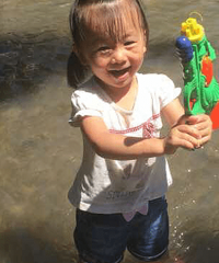 好热,泡在水里耍才舒服