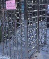 大家都来围观史上最丑小区门禁