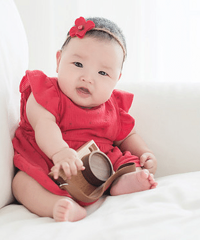 红衣服小胖妹,看起都乖