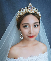 终于把妆试了 复古大气很喜欢 素颜太……