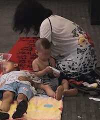 一个妇女带两个小朋友乞讨,是真的还是被拐的小孩?