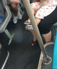 刚一上车,就看见一个小朋友尿了,额……