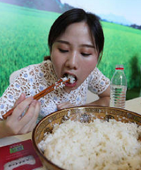 她一口气吃完8斤米饭