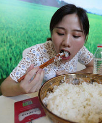重庆妹子一口气吃完8斤米饭 !!关键连下饭菜也没有