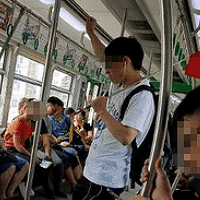 2号轻轨现场直播,这个男的要火