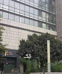 给我妈在袁家岗买了套养老房,结果她现在又不来住,啷个整嘛