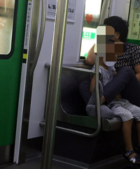 在轻轨上鞋子脱了还蹬到栏杆上,貌似一股味道飘过来了……