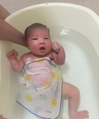 直接让宝宝吸乳头好,还是用奶瓶混合喂养好