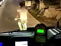 小伙故意挡公车悲剧了