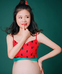 阳光灿烂的孕妈照