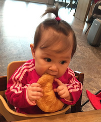 混血妹儿吃得好乖