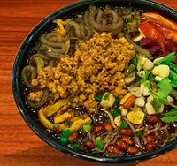 今天好霉!在石桥铺轻轨站了碗酸辣粉,杂酱肉是坏的