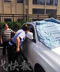 17个月女童误把自己锁车中,妈妈用湿棉被盖车降温!你怎么看?