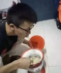 用尿壶吃方便面,看得我都快反胃了
