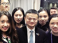 马云身后的重庆妹,怎么走进联合国的?