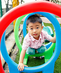 幼儿园里钻圈好好耍