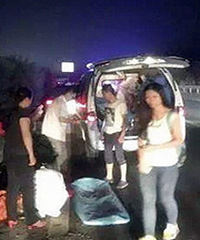 女子车祸身亡 民警抱幸存婴儿执勤