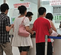 在大坪医院排队交费,一大妈居然说我手上的医保卡是农村人用的