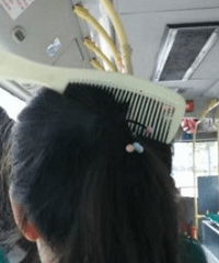 这妹子梳头……忘记拿掉梳子了?