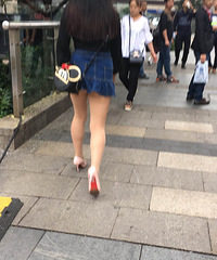 路上遇见别人走光了你会提醒吗
