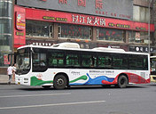 大爷投诉公交上客点离站台有100米,我们一走拢车就开走了