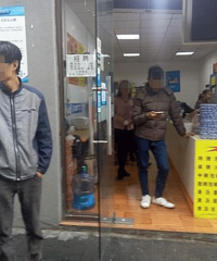 顾客碗里吃出苍蝇要求少付2块打包费,老板不干,反还报了警