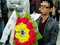 男子竟拿花圈求婚