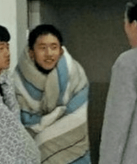 厉害了word同学!两名学生裹着被子去上课……