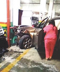 女子车库内连撞8车,路虎宝马等受损损失近50万