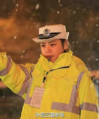 连云港雪中最美女交警撞脸陈妍希,你觉得像吗?