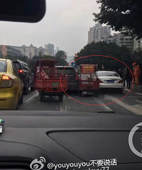 卖麻辣鸡块的三轮擦挂两豪车,这要卖多少麻辣鸡块才能赔完