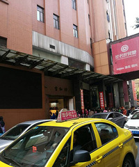 为什么现在网购这么发达,朝天门还是人山人海