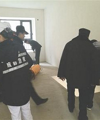 6旬大妈和女儿逛新房,不料客厅有个洞老人摔下身亡