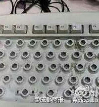 太可怕!男子拆开用了11年的键盘 瞬间吓了一大跳!