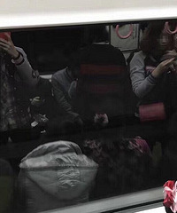 坐轻轨遇到跟我穿一样衣服的乘客,尴尬症都犯了