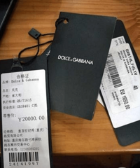 尴尬!高价买来的进口皮衣,回家发现品牌名字拼错了