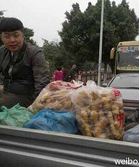 明星们回农村老家时候的照片,来看看谁最接地气?