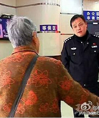 老太捡到钱包送派出所,要求一万元的酬金,这...