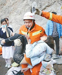 重庆消防战士拿着输液瓶给车祸伤员打点滴,这张图"走红"朋友圈