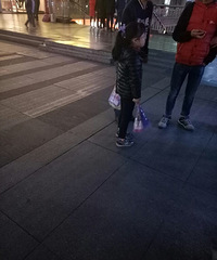 观音桥小孩子扭到买花,不买就大哭...