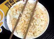 好恶心!有人竟在白米饭里吃出十多只飞虫,获赔500元