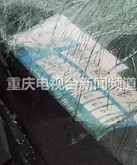 江北一男子夜间乱停车,玻璃被砸得稀巴烂
