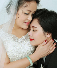 女儿反串“新郎”,不一样的母女照