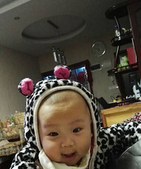 过百天的宝宝会咬乳头玩吗?