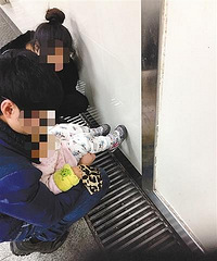 公厕门口给孩子把尿,家长:我家孩子不习惯上厕所