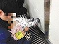 晕!公厕门口让娃小便