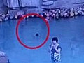 男童溺亡,母亲玩手机