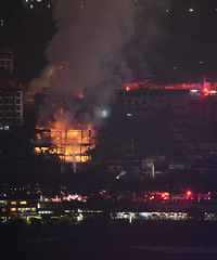 南区路失火了,房子烧的只剩架子了。